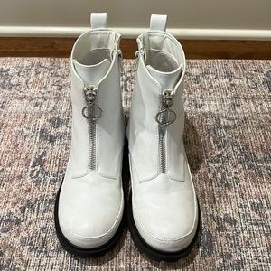 Girls white boots with sliver front zipper
